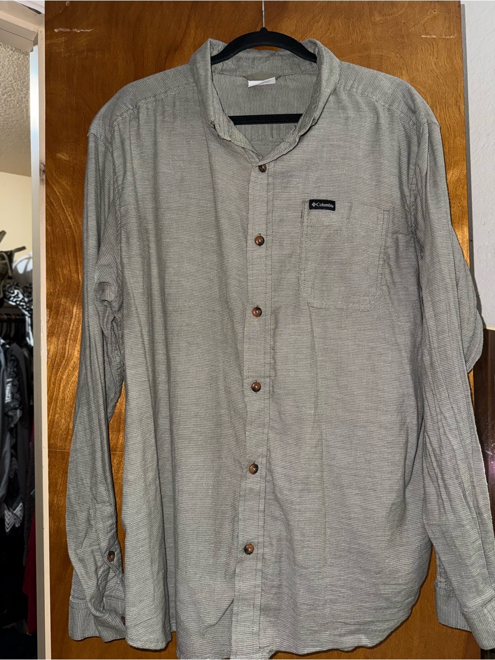 Columbia Men's Light Gray Button-Down Long Sleeve Shirt